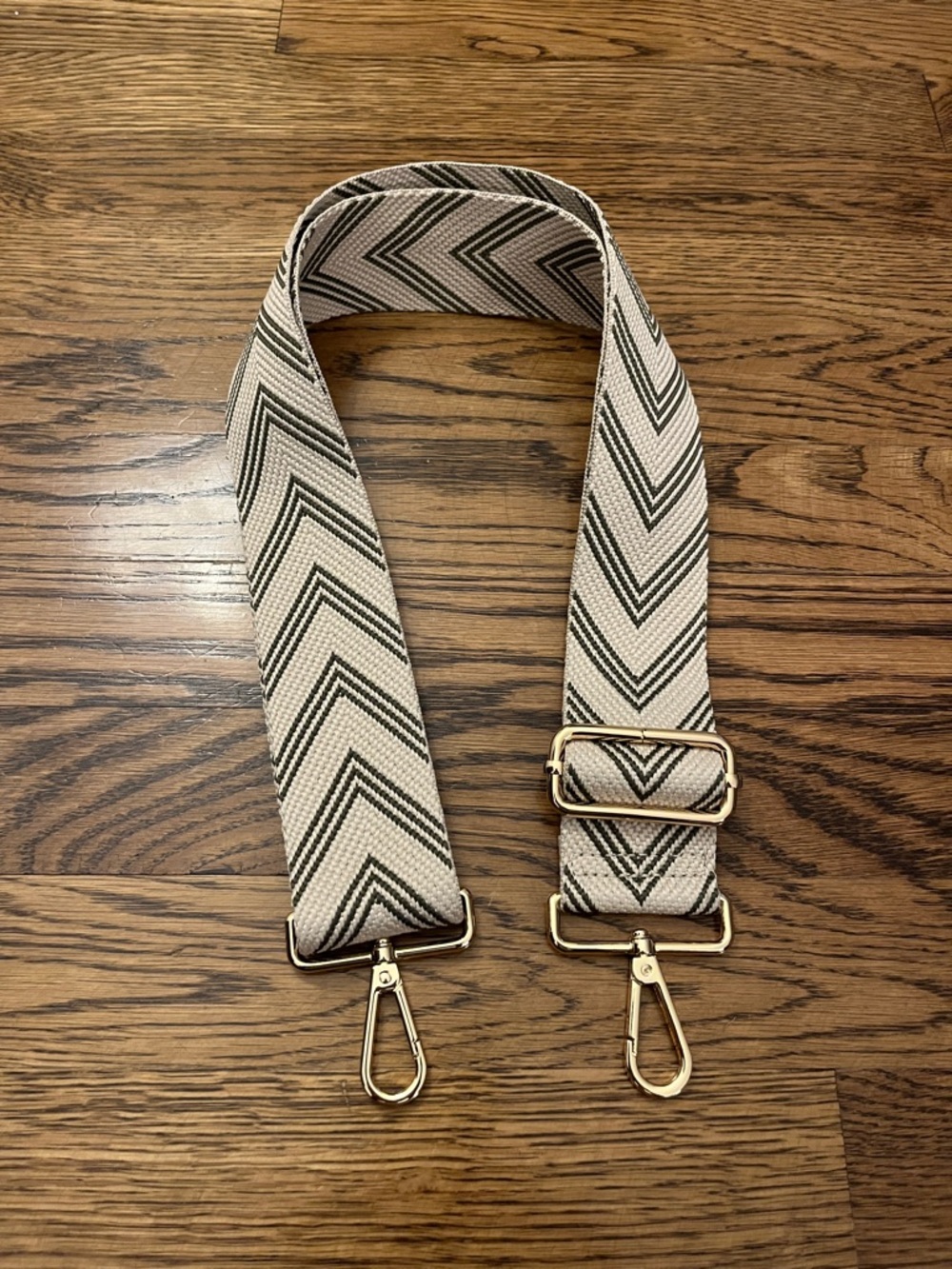 APATCHY LONDON CREAM AND GREEN STRAP PURSE GEOMETRIC PRINT GOLD TONE